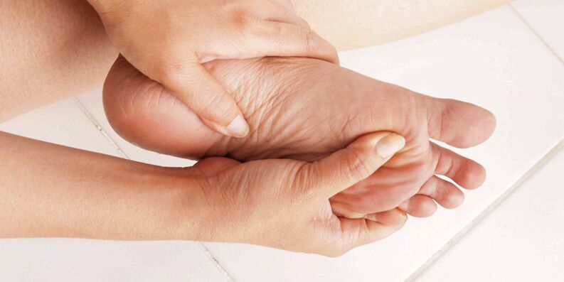 signs of fungus on the feet
